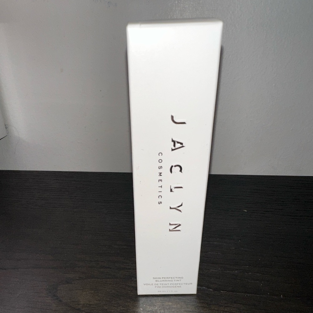 Jaclyn Cosmetics Skin Perfecting Blurring Tint

Shade: Deep

New in Box